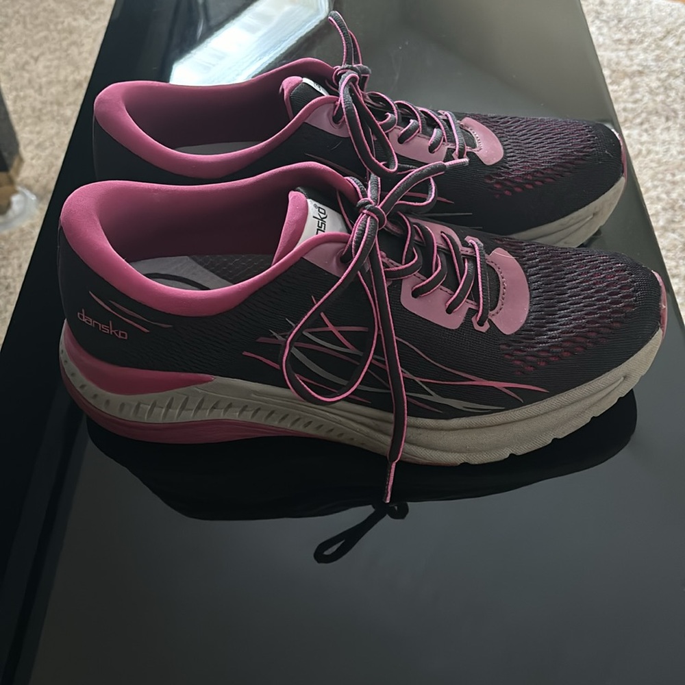 black athletic shoes size 40, gently worn in good condition. - Picture 3 of 7